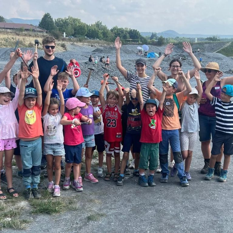 eine Gruppe Kinder beim Sommerferienprogramm im Steinbruch